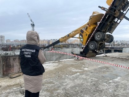 В Тюмени по факту падения крана на объекте строительства организована проверка (оперативное видео)